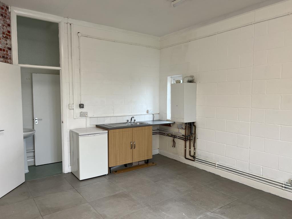 Lot: 67 - LEASEHOLD COMMERCIAL UNIT WITH PARKING - Larger internal area at rear with kitchen facilities